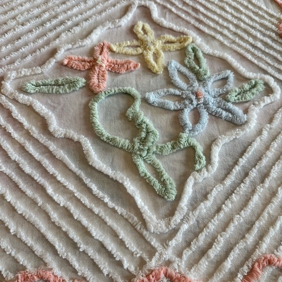 Vintage Chenille Bedspread, Queen/Full Size White Off White Pastel Floral Design - Picture 4 of 16